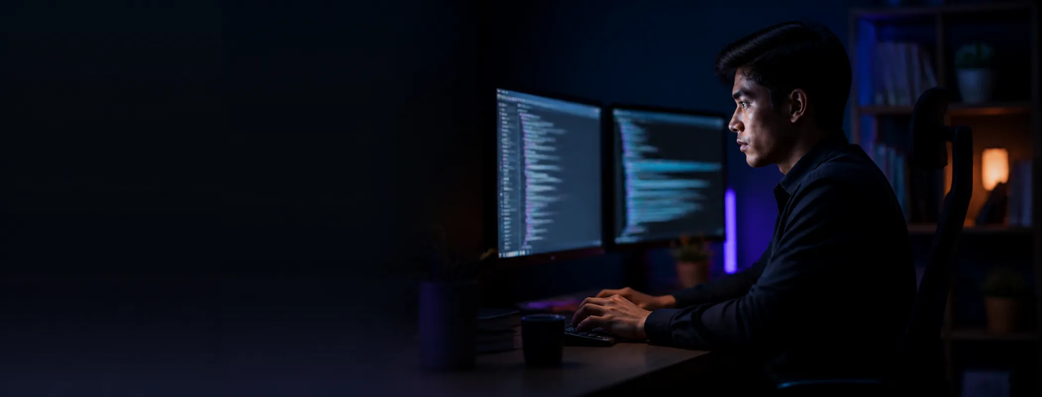 Developer Sitetiva bekerja di workspace modern